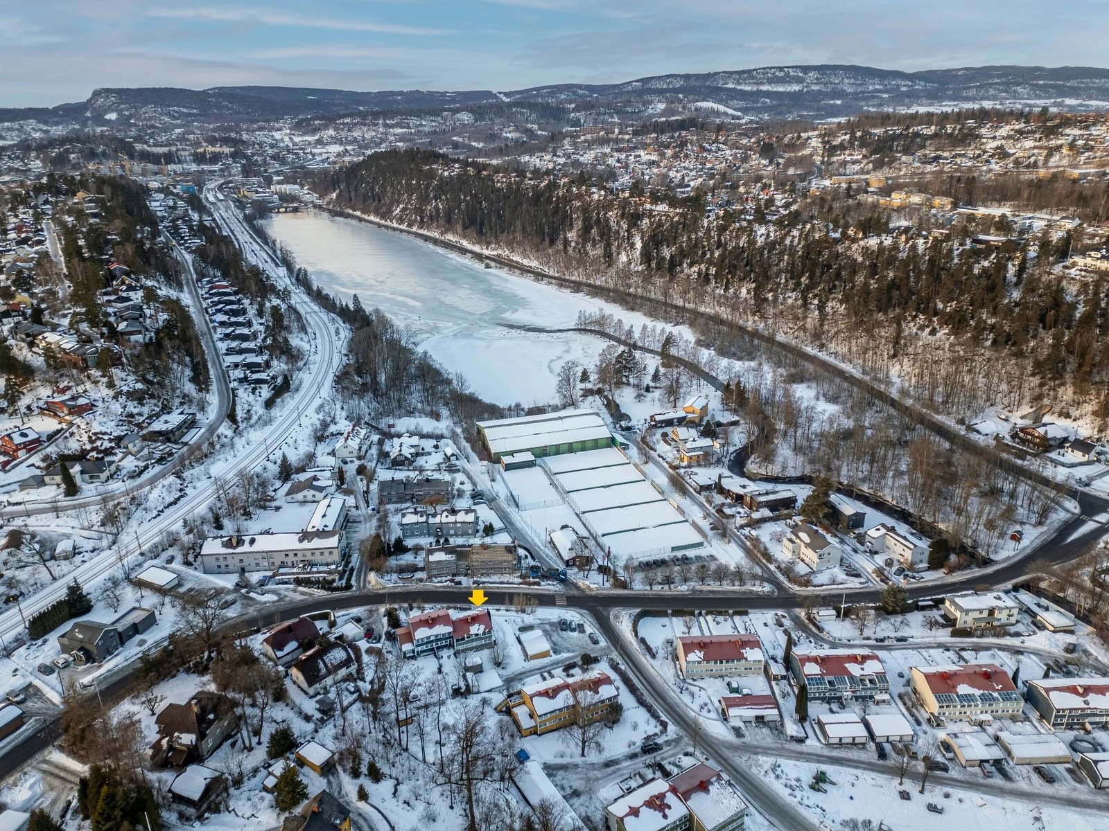 Dronebilde. Rekkehuset er markert.